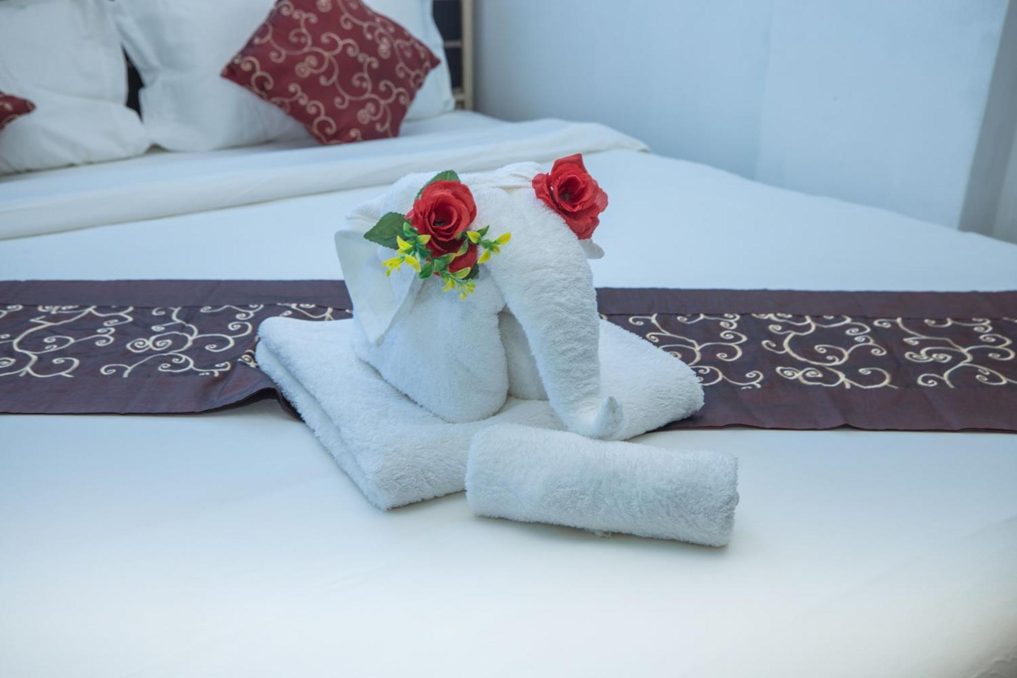 Happy 99 Guest House Patong Buitenkant foto