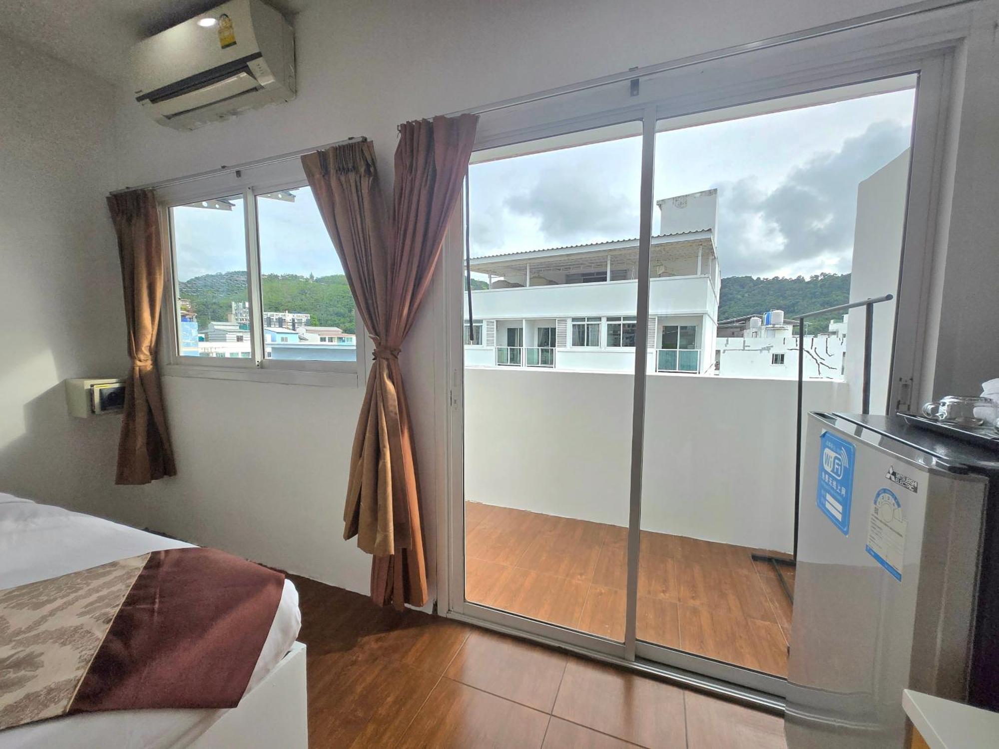 Happy 99 Guest House Patong Buitenkant foto