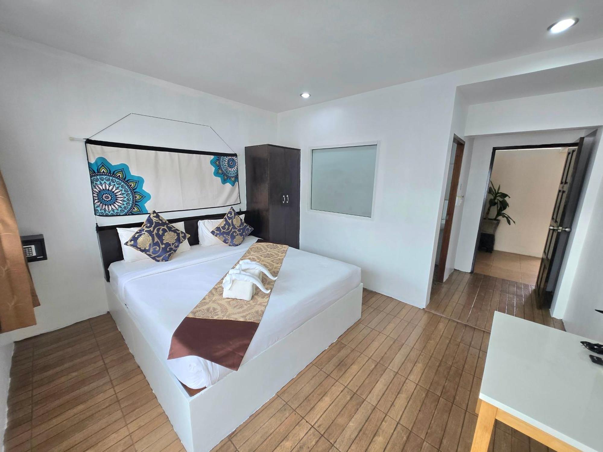 Happy 99 Guest House Patong Buitenkant foto