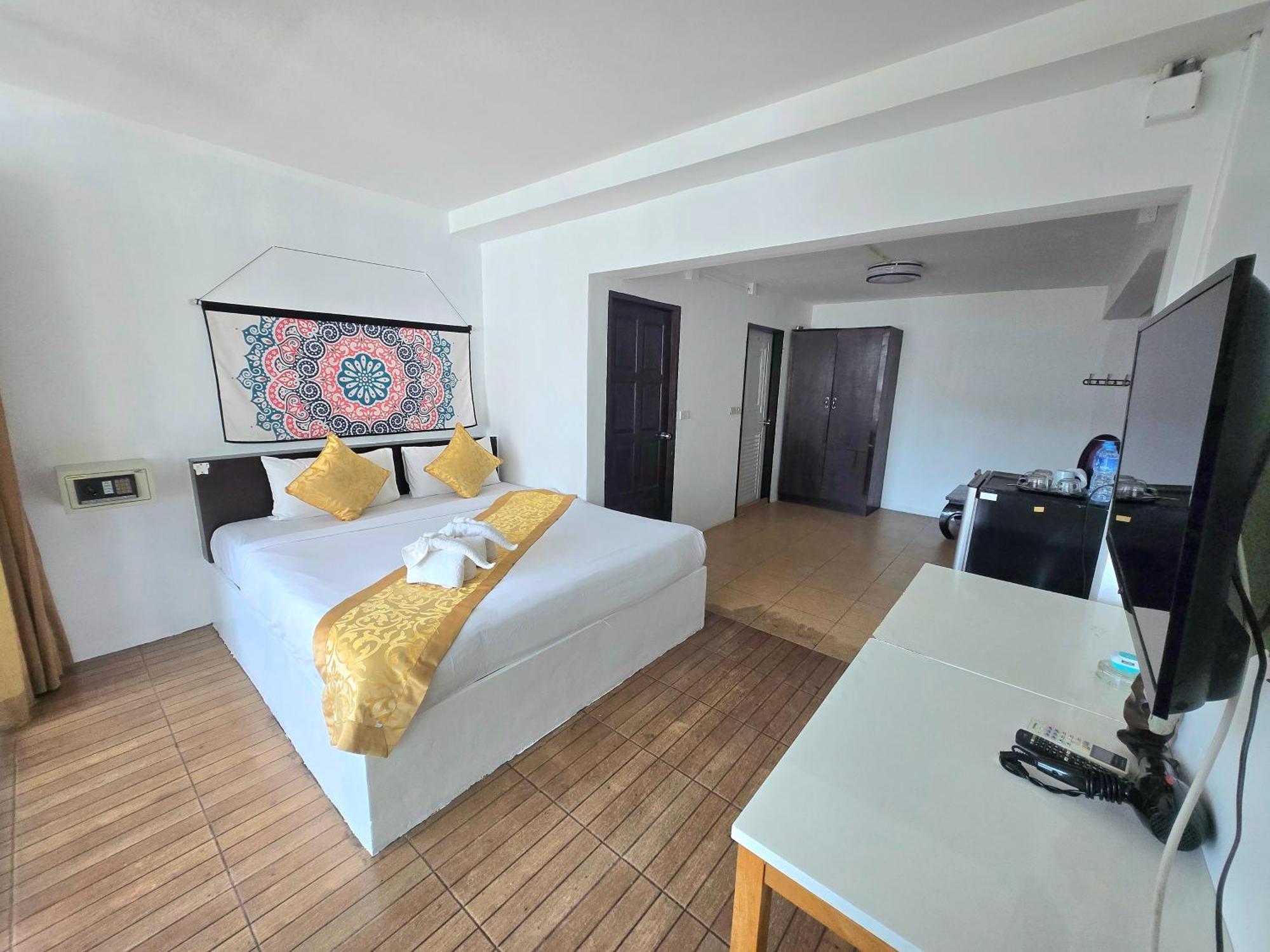 Happy 99 Guest House Patong Buitenkant foto