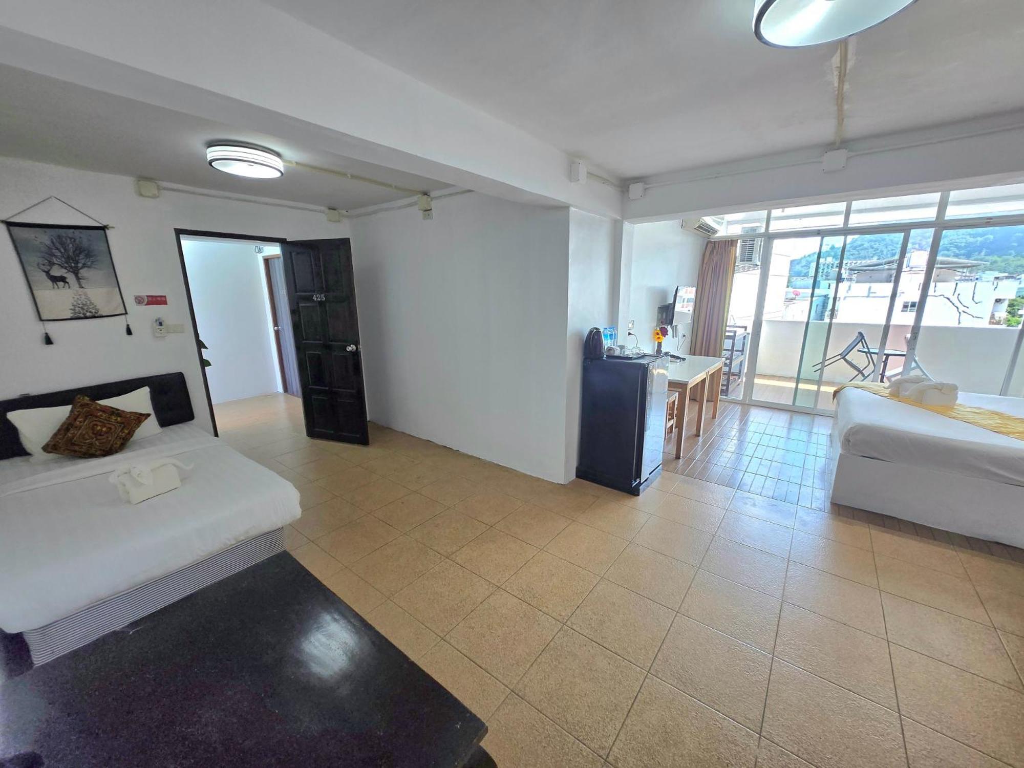 Happy 99 Guest House Patong Buitenkant foto