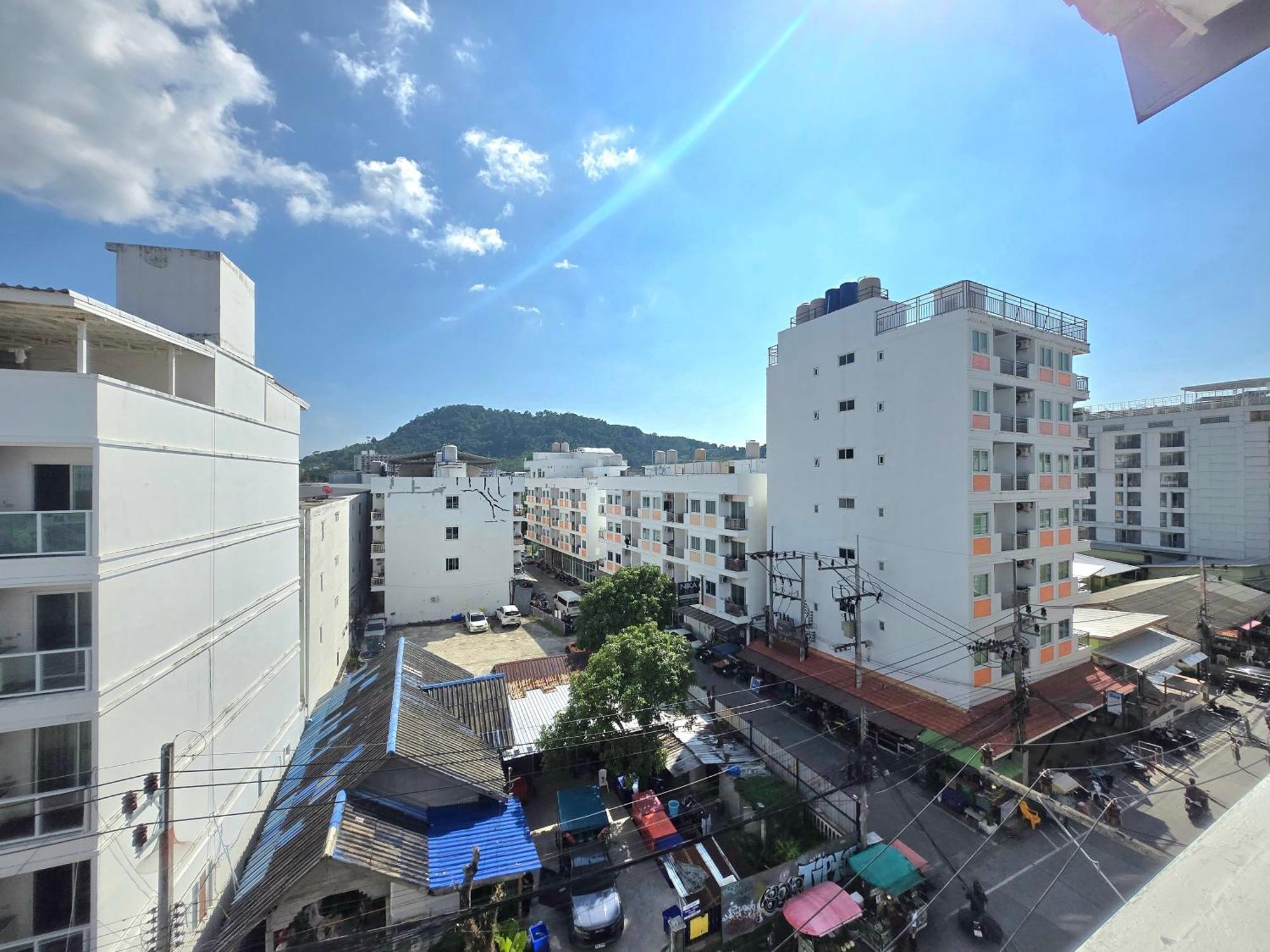 Happy 99 Guest House Patong Buitenkant foto