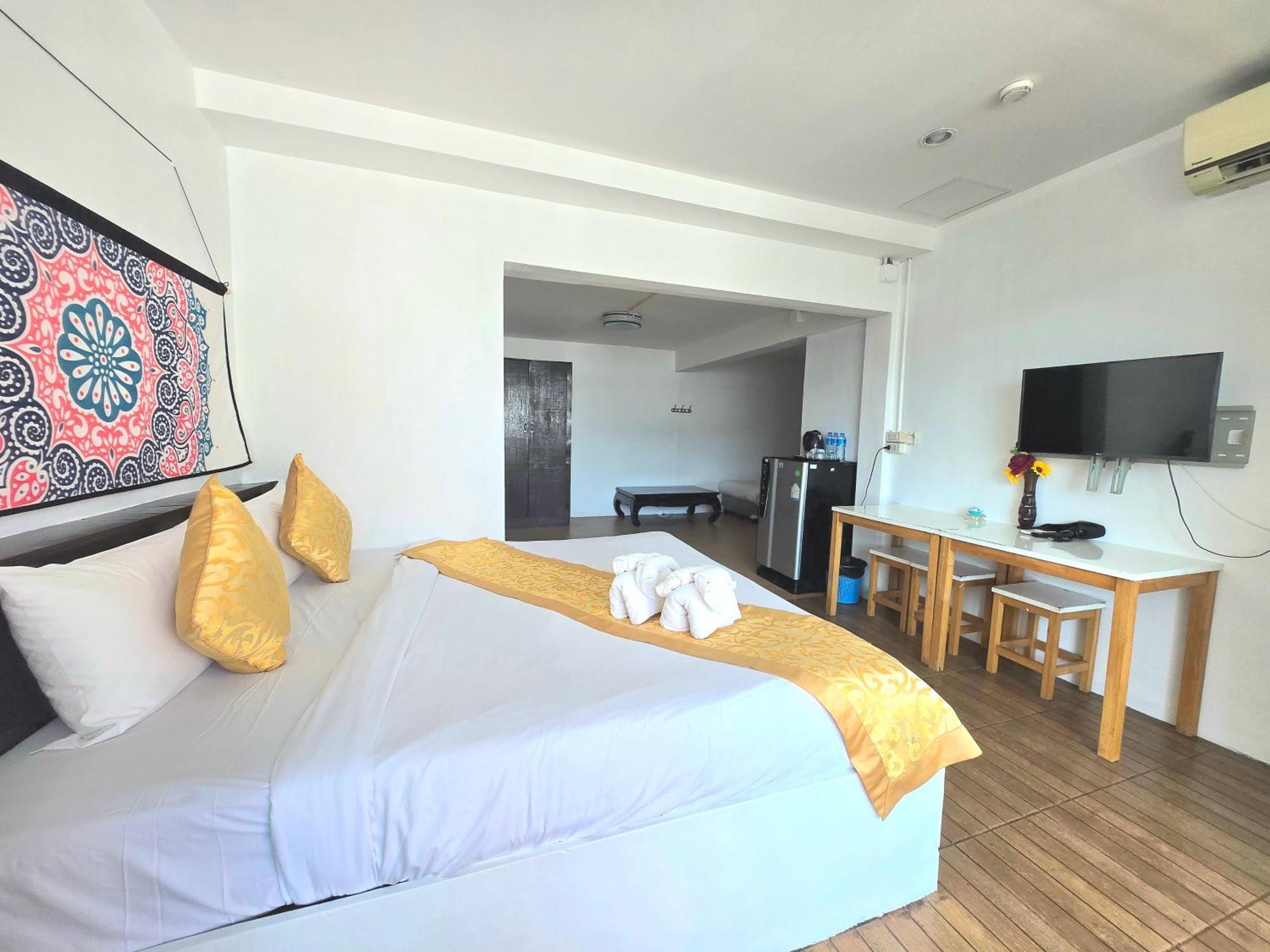 Happy 99 Guest House Patong Buitenkant foto